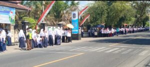 Keseruan Pelajar SMPN 2 Rogojampi, Menyambut Pembalap Tour de Banyuwangi Ijen