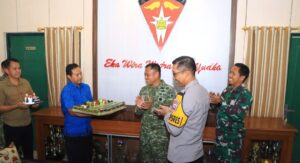 Sinergitas TNI – Polri, Polres Ngawi Beri Tumpeng dan Kue Ulang Tahun ke Yon Armed 12 Kostrad