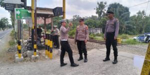 Cegah Laka, Polisi Edukasi Relawan Perlintasan KA Tanpa Palang Pintu di Tulungagung