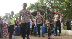 Polres Mojokerto Salurkan 32 Liter Air Bersih Untuk Warga di Kaki Gunung Penanggungan