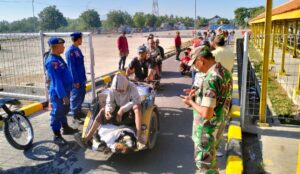 Sinergitas Jaga Kamtibmas Polres Situbondo bersama TNI Patroli Dialogis di Pelabuhan Jangkar