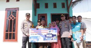 Kapolres Lamongan Serahkan Hasil Bedah Rumah Kepada Pemiliknya di Desa Nguwok