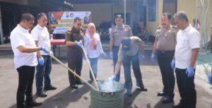 Polresta Banyuwangi Musnahkan BB Sabu 15 Paket