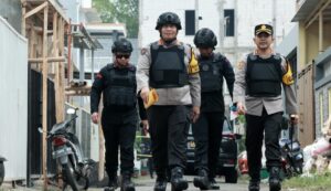 Densus 88 Dibantu Polda Jatim Lakukan Olah TKP di Rumah Terduga Teroris