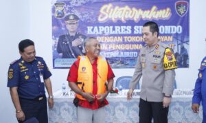 Tatap Muka dengan Tokoh Nelayan, Kapolres Situbondo Beri Bantuan Life Jacket untuk Keselamatan di Laut