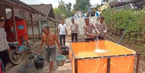 Polisi Droping Air Bersih untuk Warga Pulung Ponorogo