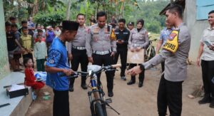 Kapolres Jember Beri Sepeda kepada Pelajar Yatim Piatu yang Jalan Kaki 5 Km Tiap Pergi dan Pulang Sekolah