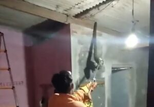 Tim Damkarmat Banyuwangi kembali Evakuasi Ular Python dari Atap Kamar Mandi Rumah, Himbau Warga Jaga Kebersihan Lingkungan