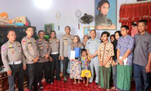 Kapolres Lumajang Beri Dukungan Moril dan Santunan untuk Keluarga Korban Kecelakaan