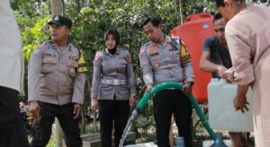 Musim Kemarau Polres Jember Distribusikan Bantuan Air Bersih Untuk Warga Desa Plalangan