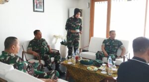 Kasdim 0825/Banyuwangi Dampingi Wadan Kodiklat TNI Di Bandara Usai Tinjau Latihan Gabungan Super Garuda Shield