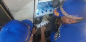 Kucing Terjebak dalam Mesin Pendingin, Dinas Damkarmat Banyuwangi lakukan Penyelamatan