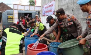 Polres Lumajang Kerahkan Water Cannon Droping Air Bersih untuk Warga