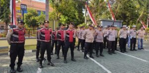 Puluhan Personel Polresta Banyuwangi Diterjunkan Dalam Pengamanan Sidang lanjutan Perkara Pengeroyokan antar Perguruan Silat