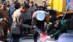 Polres Tuban Kembali Distribusikan Air Bersih Bantu Warga di Musim Kemarau