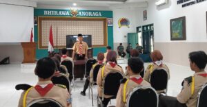 Anggota Kodim 0825/Banyuwangi Laksanakan Upacara Hari Pramuka Ke-63 Secara Zoom Meeting Di Aula Panglima Sudirman