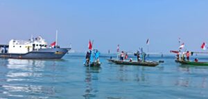 Ditpolairud Polda Jatim Bersama Nelayan Kibarkan Bendera Merah Putih di Selat Madura