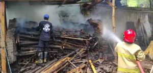 Tungku Pembuatan Arang di Pendarungan Terbakar, Tim Damkar Berhasil Jinakkan Api dalam 2 Jam