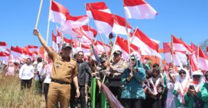 Sambut Hari Kemerdekaan RI ke 79, Polres Bondowoso bersama Pemkab Kibarkan 1.000 Bendera Merah Putih di Kawah Wurung