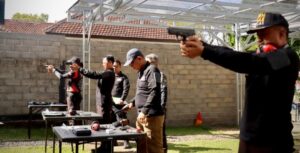 Asah Kemampuan, Personil Polresta Banyuwangi Gelar Latihan Menembak