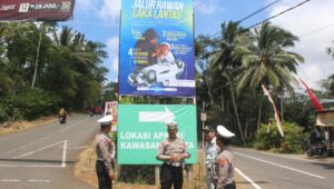 Cegah Kecelakaan Lalu Lintas, Polisi Pasang Baliho Peringatan di Jalur Wisata Trenggalek