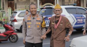 Hari Juang Polri ke-79, Kapolres Mojokerto Beri Kado Special Veteran Polisi Istimewa yang Berusia 102 Tahun