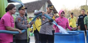 Lagi, Polres Tuban Beri Bantuan Air Bersih dan Sembako untuk Warga Terdampak Kemarau