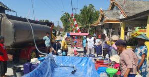 Polres Bojonegoro Kembali Salurkan Bantuan Air Bersih untuk Warga Desa Pejok