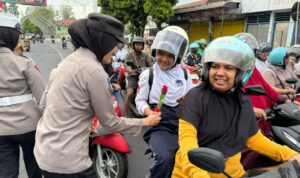 Sambut Hari Jadi ke – 76 Polwan Polres Lumajang Gelar Aksi Simpatik Sosialisasikan Kamseltibcarlantas