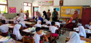 Dukung Program Pemerintah: Bhabinkamtibmas dan Babinsa Sukorambi Lakukan Pendampingan Skrining dan Imunisasi di Sekolah Dasar