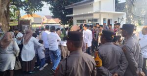 Dengan Humanis Personil Polresta Banyuwangi laksanakan Pengamanan Kantor KPU,  Masa Pendaftaran Paslon Pilkada 2024 berlangsung Kondusif