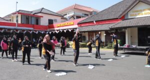 Polres Jember Rayakan Hari Kemerdekaan dan HUT Polwan dengan Lomba Unik dan Seru