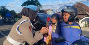 Polwan Polresta Banyuwangi Hadirkan Kejutan Manis, Pengendara Tertib Lalu Lintas Dapat Cokelat dan Bunga