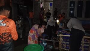 Polisi Kembali Salurkan Bantuan Air Bersih untuk Warga Desa Jagir Ngawi