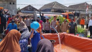 Polres Lamongan Salurkan 112 Ribu Liter Air Bersih Untuk Warga Terdampak Kemarau di 16 Desa 6 Kecamatan