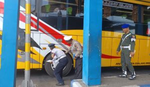 Sukseskan KTT IAF di Bali Personel Gabungan Polres Lumajang Patroli KRYD di Terminal Minak Koncar