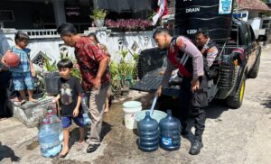 Polres Lumajang Penuhi Kebutuhan Air Bersih Warga Dampak Kemarau dengan Samapta Berbagi