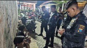 Polisi dan Warga Amankan Lima Orang Anggota Gengster di Pasar Kembang Surabaya