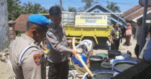 Polres Pacitan kembali Salurkan Bantuan Air Bersih untuk Warga Desa Klesem