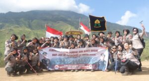 Hari Jadi ke -76 Polwan Polres Mojokerto Kibarkan Bendera Merah Putih di Puncak Gunung Pundak