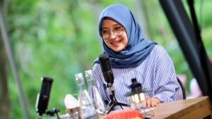 Terhanyut “Pesona” Ibu Ipuk Fiestiandani