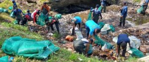 PLC dan Sungai Watch Berkolaborasi Bersihkan Sungai di Desa Gintangan