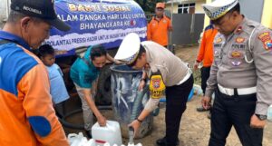 Harlantas Bhayangkara ke – 69 Polres Probolinggo Gelar Baksos Salurkan Air Bersih ke Desa Branggah Lumbang