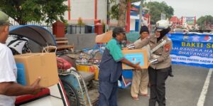 Peringati Hari Lalu Lintas Bhayangkara, Polres Kota Blitar Berbagi Bantuan Sosial