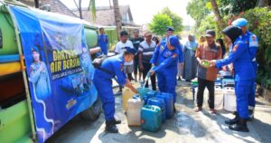 Polisi Peduli, Ditpolairud Polda Jatim Droping Air Bersih untuk Warga Mantup Lamongan