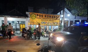 Polisi Bersama Tim SAR Berhasil Temukan Korban yang Menceburkan Diri di Sungai Brantas