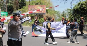 Polisi Bersama PT KAI Daop 9 Jember Gencar Sosialisasikan Keselamatan di Perlintasan Sebidang