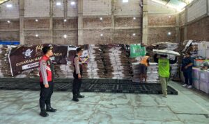 Polres Magetan Perkuat Pengamanan Kedatangan Kotak Suara Pilkada 2024 di Gudang KPUD
