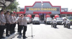 Serentak, Polres Ponorogo Droping Air Bersih dan Beri Bantuan Tandon di 18 Wilayah