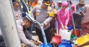 Polres Pamekasan Kembali Droping Air Bersih Untuk Warga di Dua Kecamatan